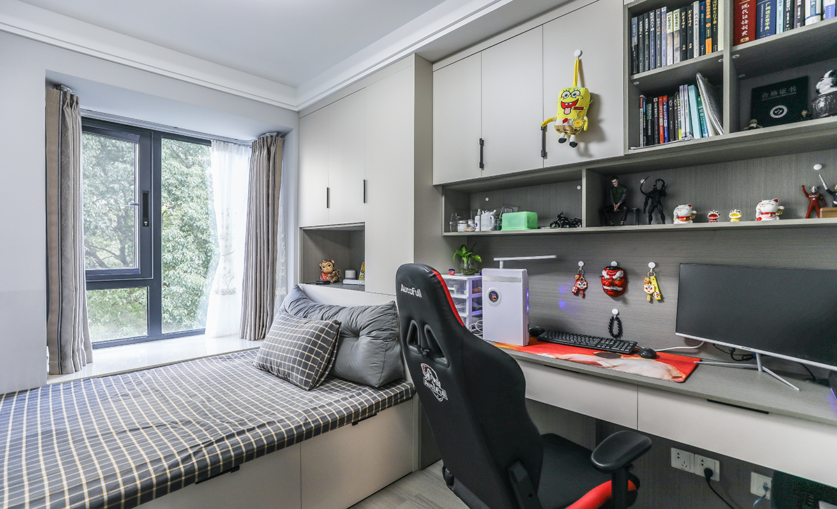 次臥整體采用了簡(jiǎn)約自然的風(fēng)格，使用了塌塌米的設(shè)計(jì)方法，優(yōu)點(diǎn)是儲(chǔ)物空間比較大，可以收納家中的小件物品以及換季的被褥，而且家中整體也會(huì)變得干凈整潔。功能非常多元化，它可以適應(yīng)家中的所有戶型以及面積，只要我們有需要它就可以化身成我們需要的樣子，比如榻榻米搭配書桌、榻榻米搭配梳妝臺(tái)、榻榻米搭配飄窗，我們?cè)诳梢栽陂介矫字虚g位置定制一個(gè)升降臺(tái)設(shè)計(jì)，這樣約上幾個(gè)好友喝喝茶享受悠閑的下午時(shí)光都是不錯(cuò)的選擇。