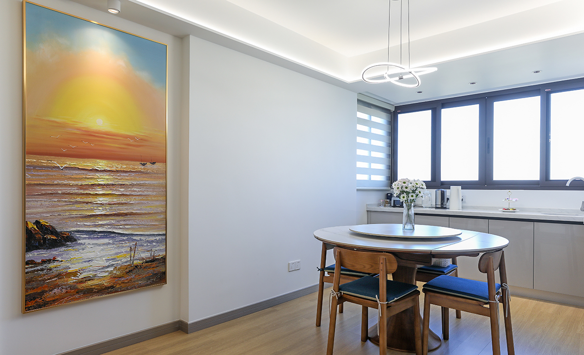 餐廳空間比較方正寬敞，進門首先看到的是餐廳，所以在餐廳掛一幅山河風景畫，入戶后就是一個亮點，圓形餐桌，方形吊頂，體現了方中有圓，圓中有方。