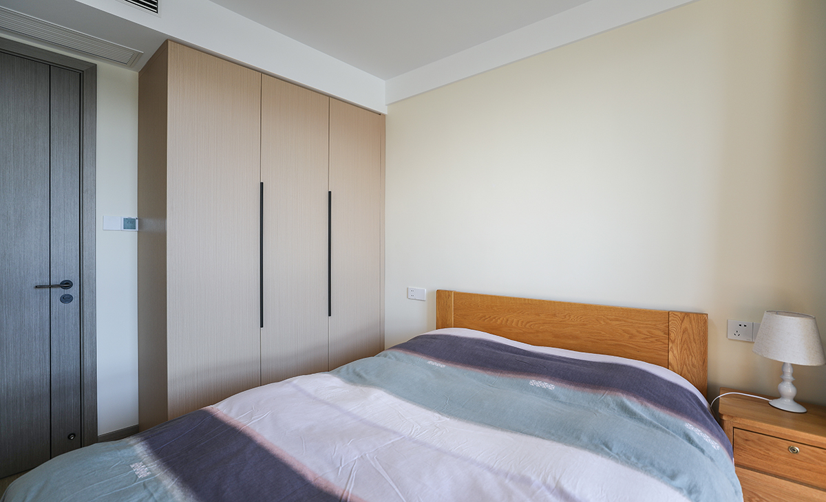   朝南臥室是老人居住，家具是老人自有的實木家具，墻面顏色采用暖色，營造了溫馨，明朗、舒適的氛圍。