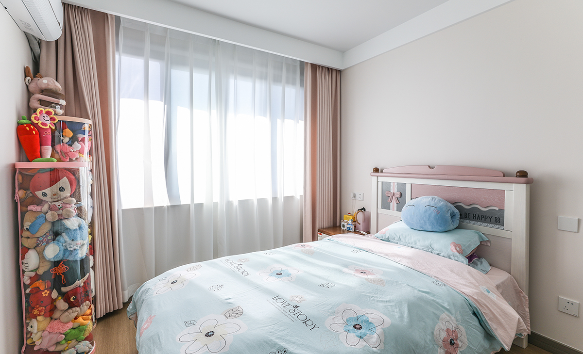 雙層窗簾，粉色布簾，白色紗簾，白色單眼皮圍邊和可可蛋奶色乳膠漆、女性味十足，讓女兒從繁雜的事情中平靜下來，更好地規劃人生，駕馭未來。