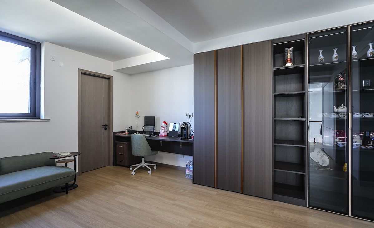 休閑廳，做兩排儲物柜和一個大的工作臺，中間可以放小型健身器材，一組休閑沙發+邊上小茶幾，工作累了也可以小憩一會、頂面的梁處理的也恰到好處，色彩多而不亂，讓人驚嘆。