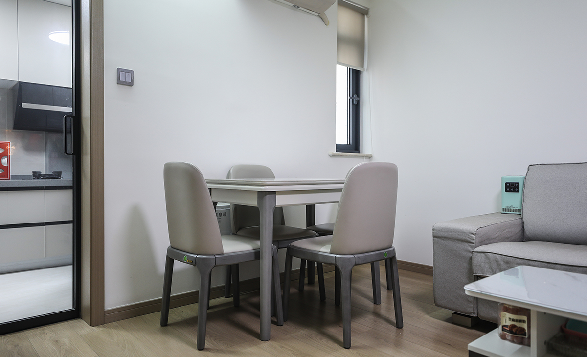 餐廳空間離廚房近，動線合理，非常實用、和沙發顏色相近，相呼應，和原木色的地板搭配很溫暖，色彩和造型上都簡潔大氣。