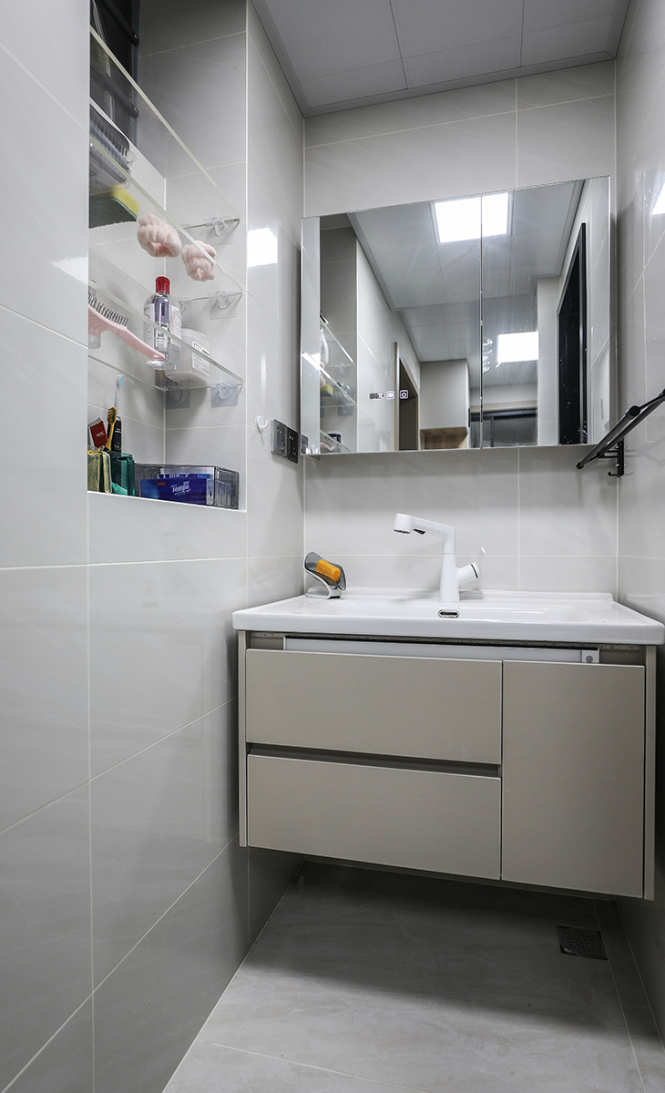 干區非常大，1米的臺盆，干濕分離，使用方便。臺盆邊上的窗戶一分為二，下面做壁龕，增加儲物，外面過道的人也看不見里面了。上面做窗通風。讓整個空間協調統一，大氣時尚，主人很滿意，不斷地夸贊設計師對設計的精準把握。