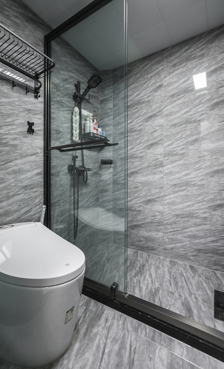 衛生間空間很大，智能馬桶，墻地一體磚、白色吊頂，鈦合金移門，體現主人高檔次的生活品味和優雅的審美觀。