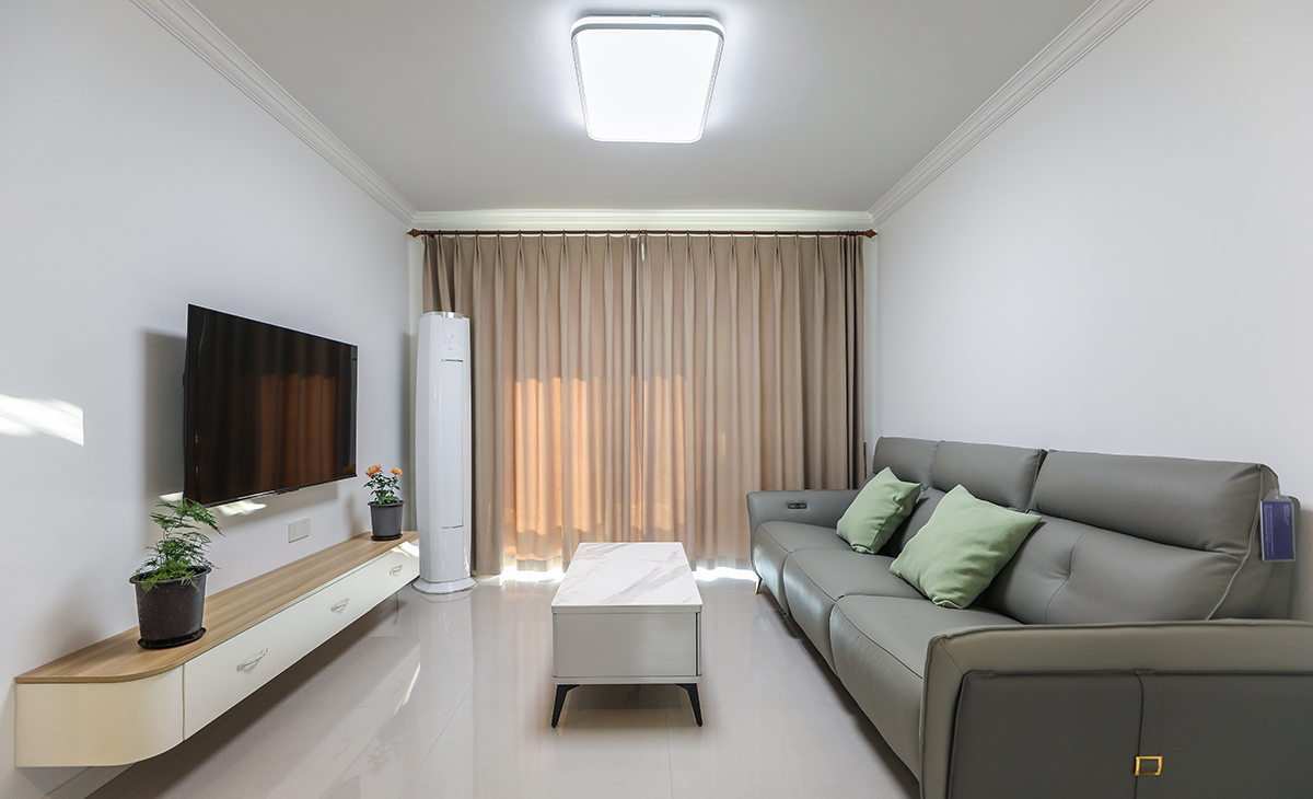 淺灰色沙發+綠色靠墊讓客廳的氛圍年輕起來了，原木色懸空電視柜，圓弧處理，及實用，又美觀，下方便于打理。充滿了溫馨。