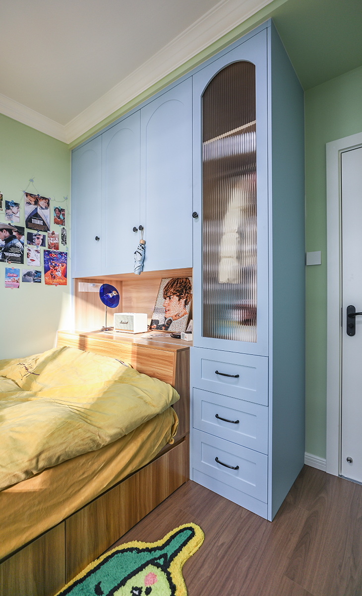 次臥是女兒房，色彩非常的跳躍，體現女主人的活力與激情。電腦桌，書柜，衣柜應有盡有，讓子女也有一個屬于自己的空間。