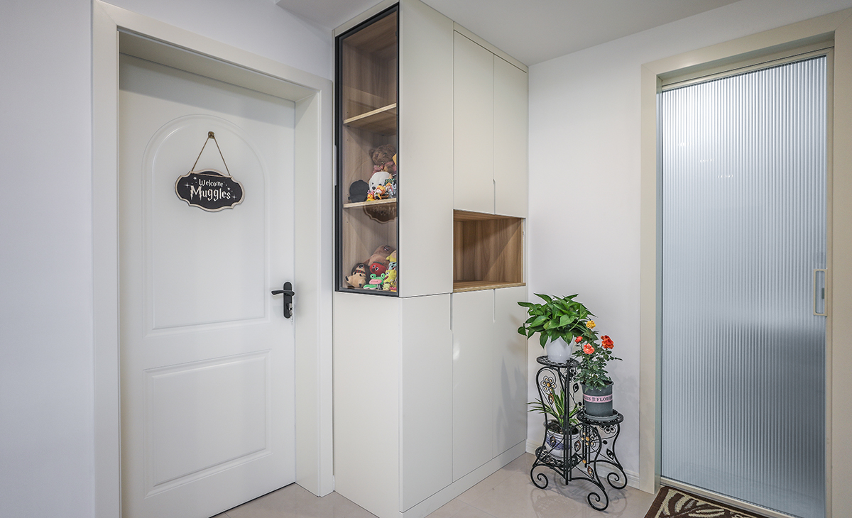 本套房子的玄關設計也是一大亮點，玄關是正對門一今看到的地方，柜門上面做玻璃們可以看到里面的裝飾物下面儲物，既實用，又有裝飾性，使空間更加完善。