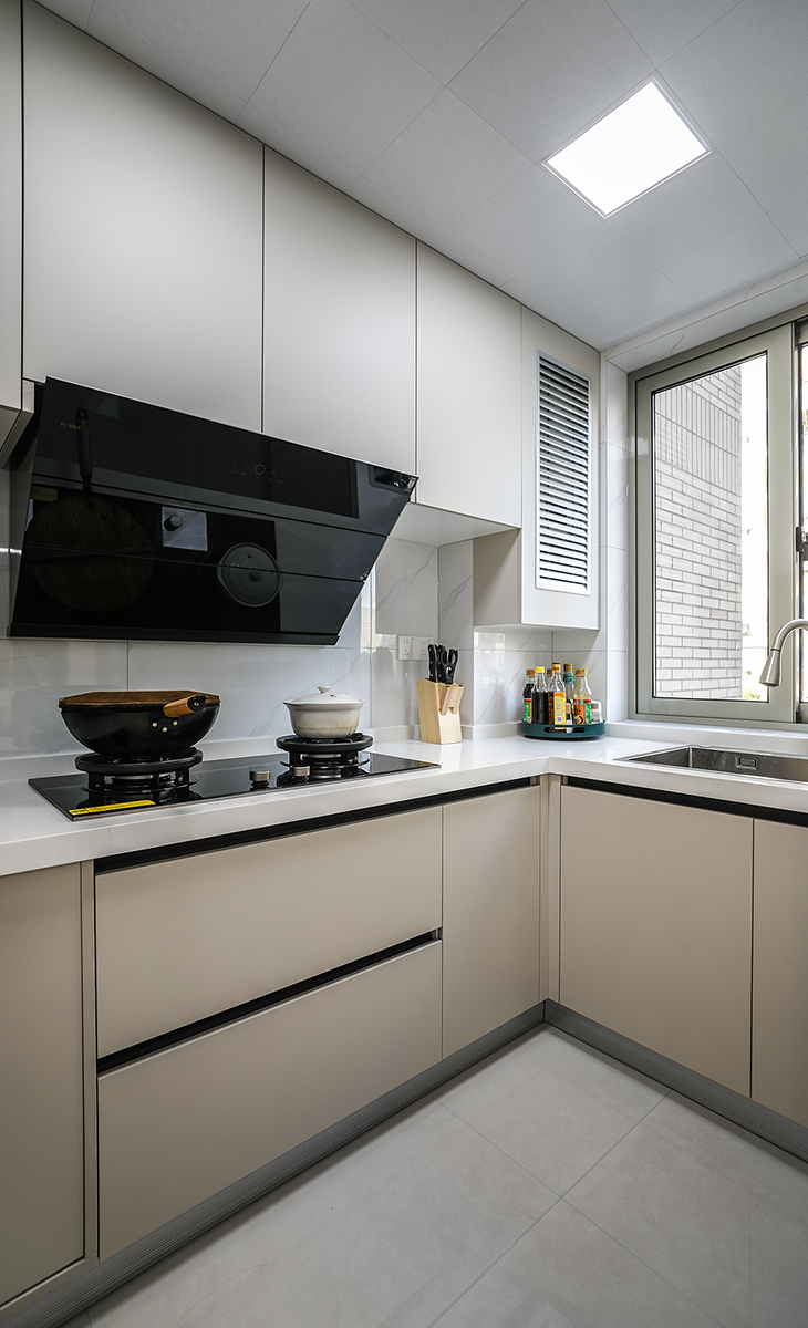 該套房子廚房空間利用非常合理，L字型二面櫥柜，顏色簡潔明快，亮色的材質干凈也好打理。頂面采用鋁扣板吊頂，配上涼霸，天氣炎熱的夏天也能在廚房愉快的烹飪，現代化的廚房是家庭裝修的重要組成部分，是制作食品的場所，光線充足，通風量好，環境潔凈和使用方便是廚房裝修的基本要求。