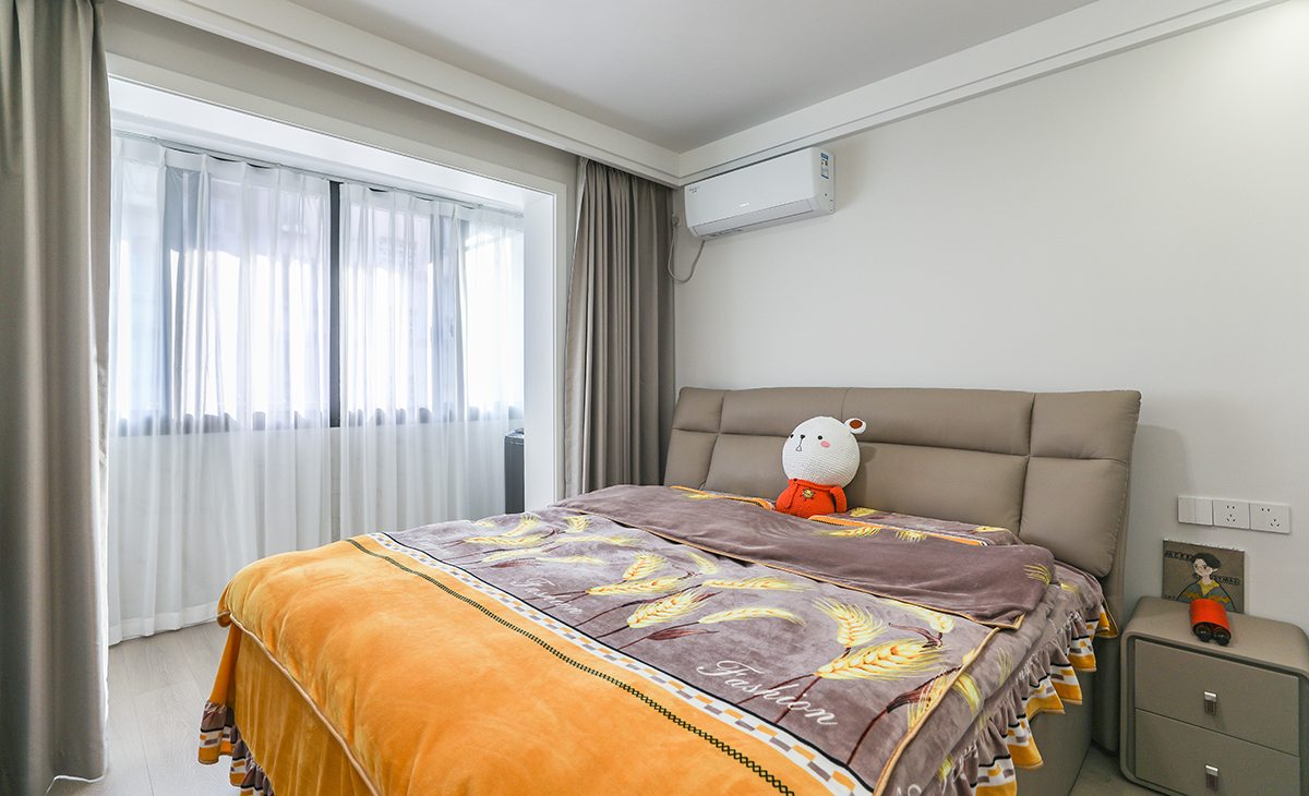 簡約的空間布局，頂面的雙眼皮走邊以及局部線性燈裝飾，做到了見光不見燈的設計效果，臥室增加衣帽間和專屬化妝區(qū)，即解決了儲物問題，又讓空間動線變得更加合理。