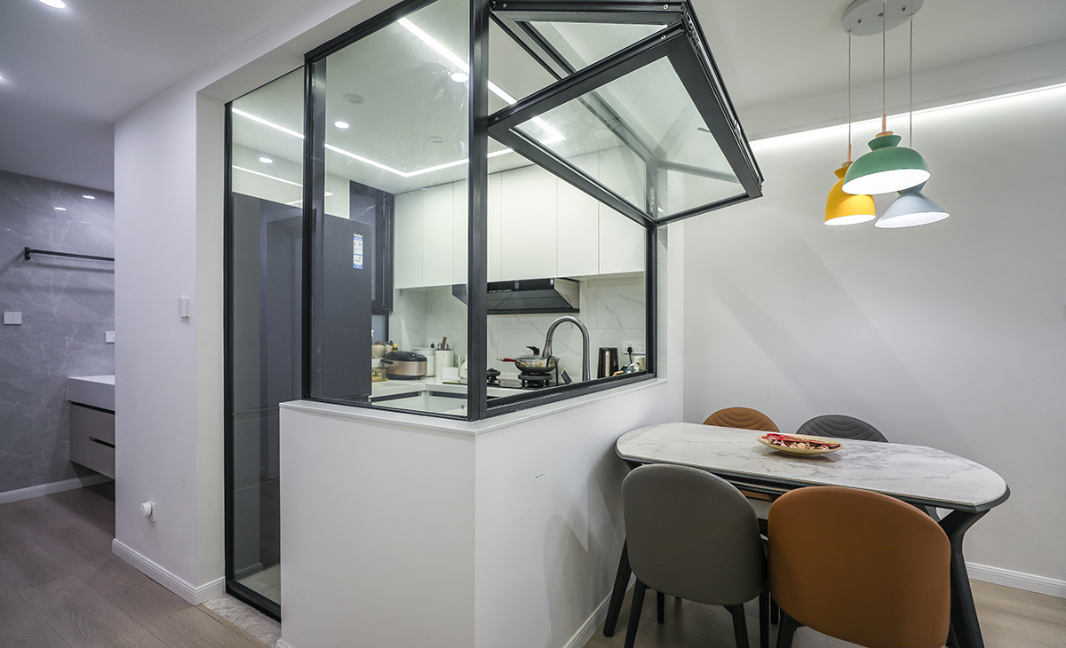 房半開放式設計，滿足了取、洗、切、炒、擺的操作流程。更讓煮飯時和家人有更多的互動空間，同時使小小的廚房的收納空間也大大提升