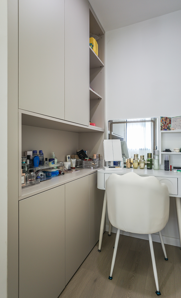 簡約的空間布局，頂面的雙眼皮走邊以及局部線性燈裝飾，做到了見光不見燈的設計效果，臥室增加衣帽間和專屬化妝區(qū)，即解決了儲物問題，又讓空間動線變得更加合理。