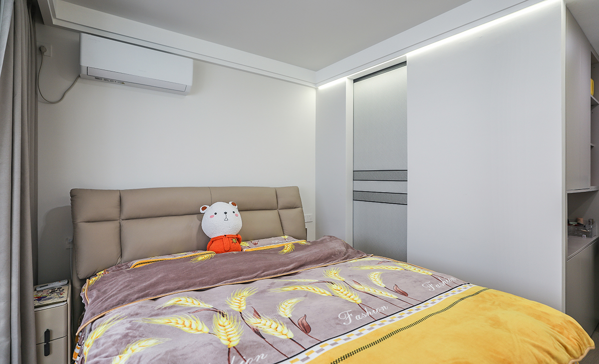 簡約的空間布局，頂面的雙眼皮走邊以及局部線性燈裝飾，做到了見光不見燈的設計效果，臥室增加衣帽間和專屬化妝區(qū)，即解決了儲物問題，又讓空間動線變得更加合理。