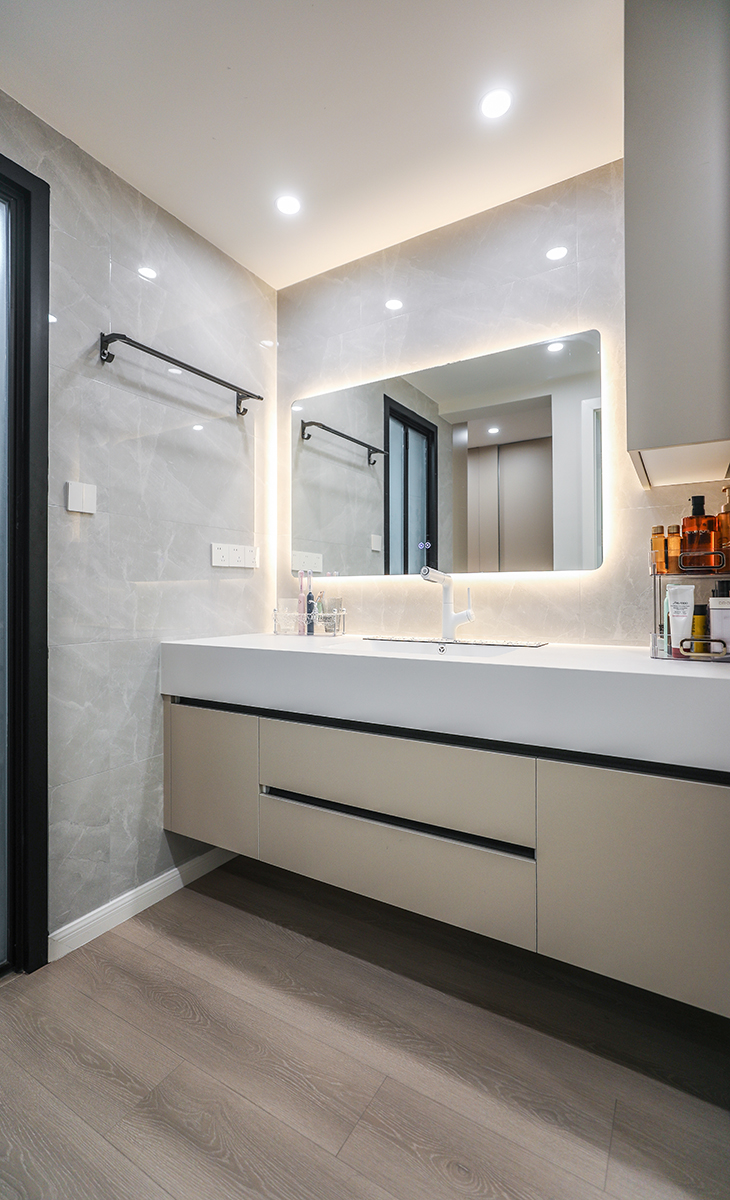 衛(wèi)生間做干濕分離設計，濕區(qū)洗澡區(qū)及馬桶間，干區(qū)這是1.5米超大臺盆柜，即增加了美觀度，有增加了儲物空間，同時又讓動線更加合理。