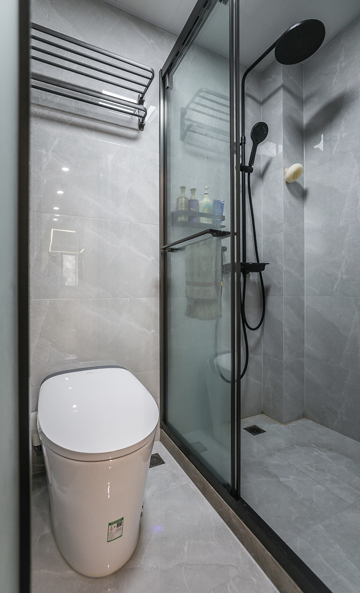 衛(wèi)生間做干濕分離設計，濕區(qū)洗澡區(qū)及馬桶間，干區(qū)這是1.5米超大臺盆柜，即增加了美觀度，有增加了儲物空間，同時又讓動線更加合理。