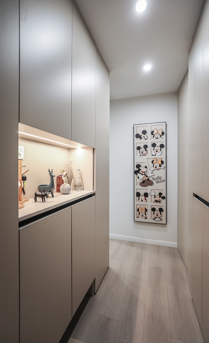 進戶的落塵區(qū)（玄關區(qū)）有效的增加了進門放鞋子以及鞋柜對面隱藏式的掛衣區(qū)，因為空間結(jié)構問題，掛衣區(qū)旁邊增加一個雜物間，并做隱形門設計。