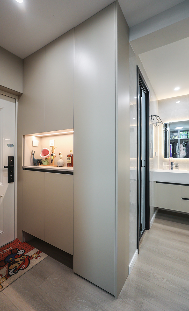 進戶的落塵區(qū)（玄關區(qū)）有效的增加了進門放鞋子以及鞋柜對面隱藏式的掛衣區(qū)，因為空間結(jié)構問題，掛衣區(qū)旁邊增加一個雜物間，并做隱形門設計。