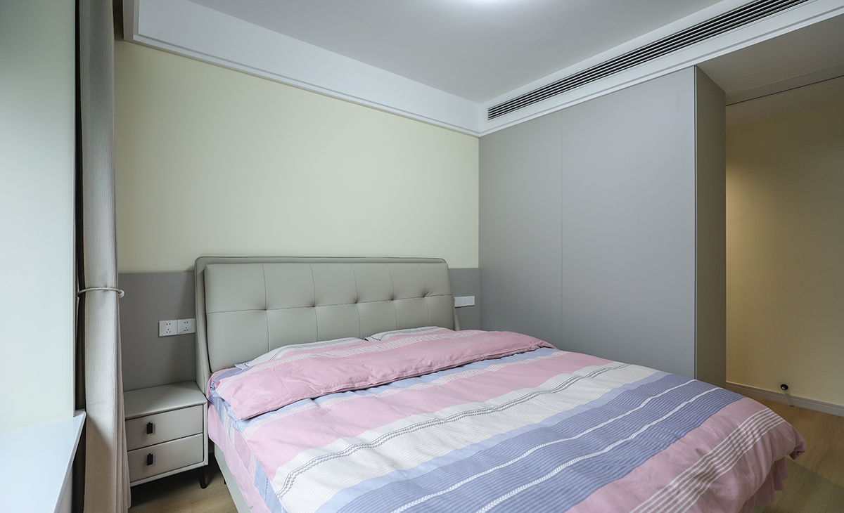  床頭背景與主臥開放式衣帽間整體呼應一體。