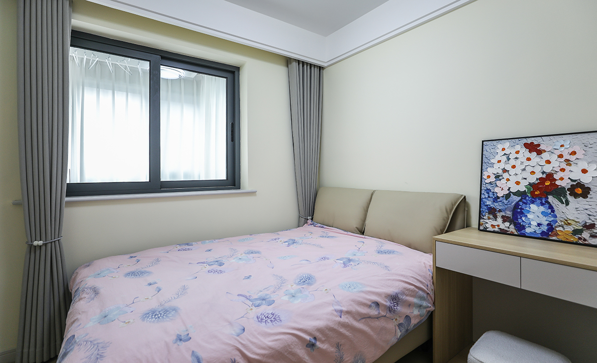 次臥采用衣柜組合書桌兩位一體設計，讓8個平方的次臥空間很寬敞，不到擁擠，顏色深淺有序，很溫馨，舒適、給人感覺不僅雅致而且有韻味。
