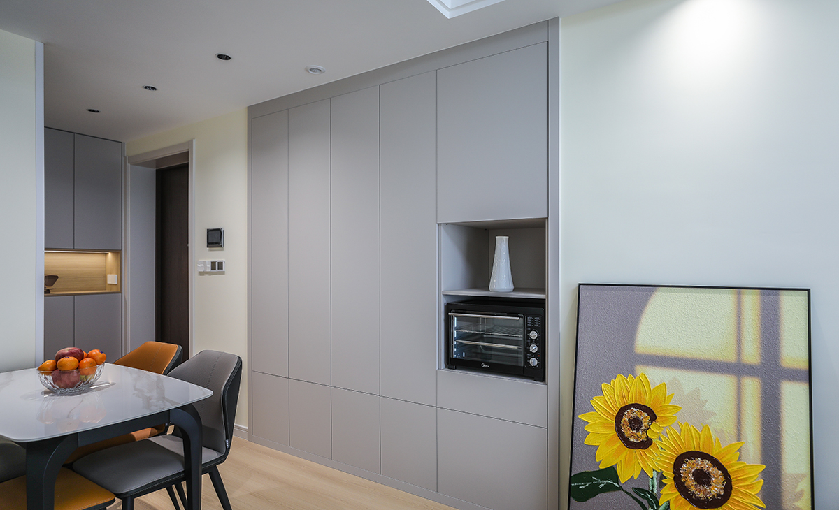 飄窗柜合理利用，保證儲物空間，鏤空兩格嵌入式蒸烤箱，微波爐，進門鞋柜中間采用感應式燈帶，進門自動亮起。