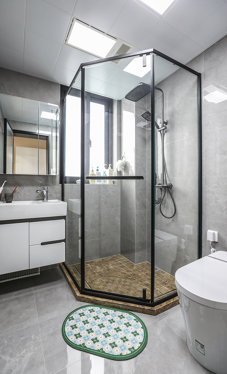 主衛空間也很大，能滿足主人的所有需求，馬桶、淋浴房、浴室柜一應俱全，黑色邊框淋浴房，讓整個空間協調統一，大氣時尚，主人很滿意，不斷地夸贊設計師對色彩的精準把握。