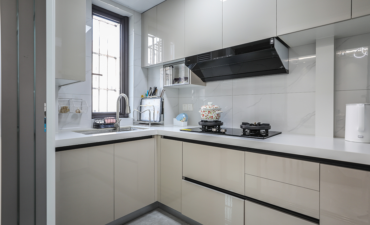 該套房子廚房空間很大，U字型廚房，操作空間非常舒適，冰箱也有單獨位，不放于廚房，給廚房增加了空間，各種廚房電器全部配齊，滿足主人制作各種美食的需求。