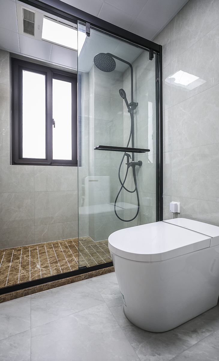 客衛空間很大，智能馬桶，淋浴房區域采用大理石切槽做法、白色吊頂，鈦合金移門，體現主人高檔次的生活品味和優雅的審美觀。
