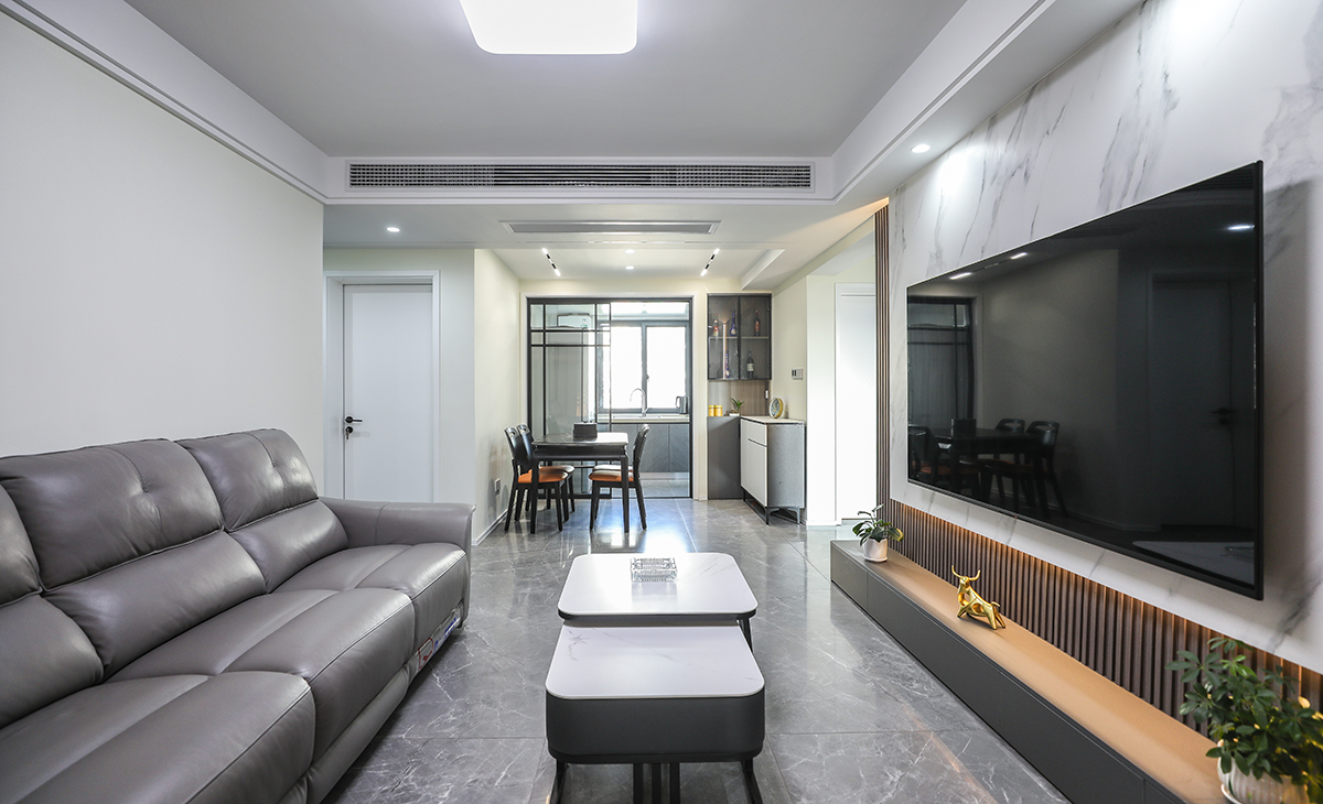 空間整體以米灰色調(diào)為主，現(xiàn)代感軟裝與整體空間色調(diào)融為一體