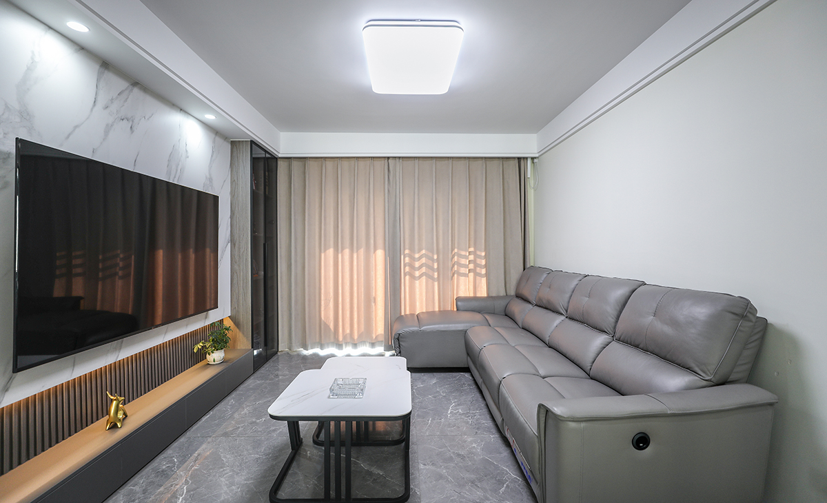 空間整體以米灰色調(diào)為主，現(xiàn)代感軟裝與整體空間色調(diào)融為一體