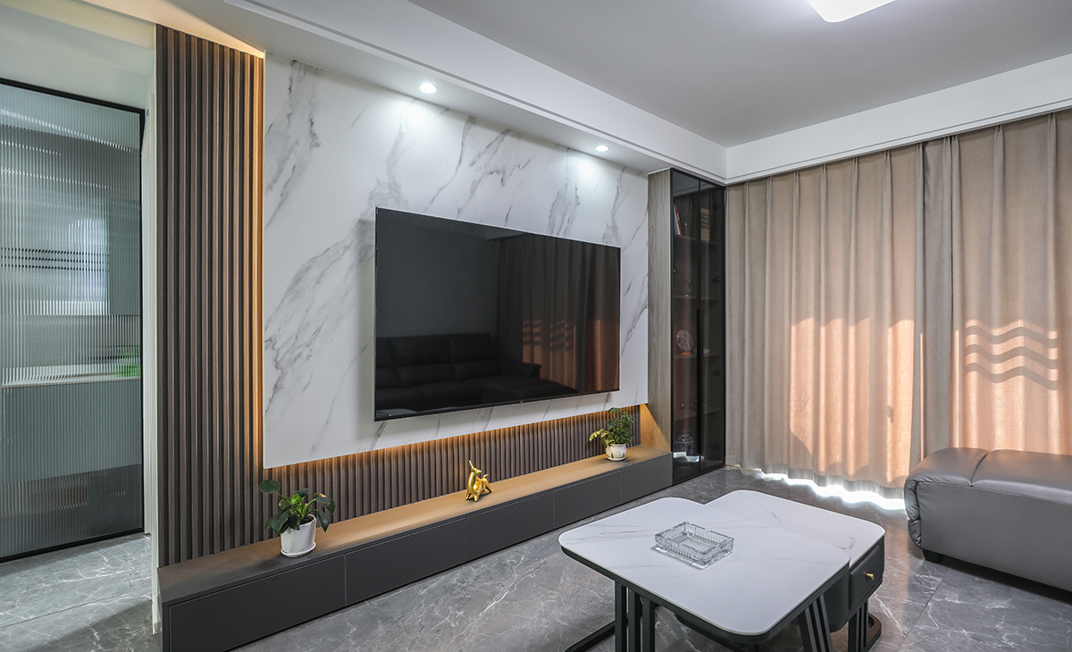 空間整體以米灰色調(diào)為主，現(xiàn)代感軟裝與整體空間色調(diào)融為一體