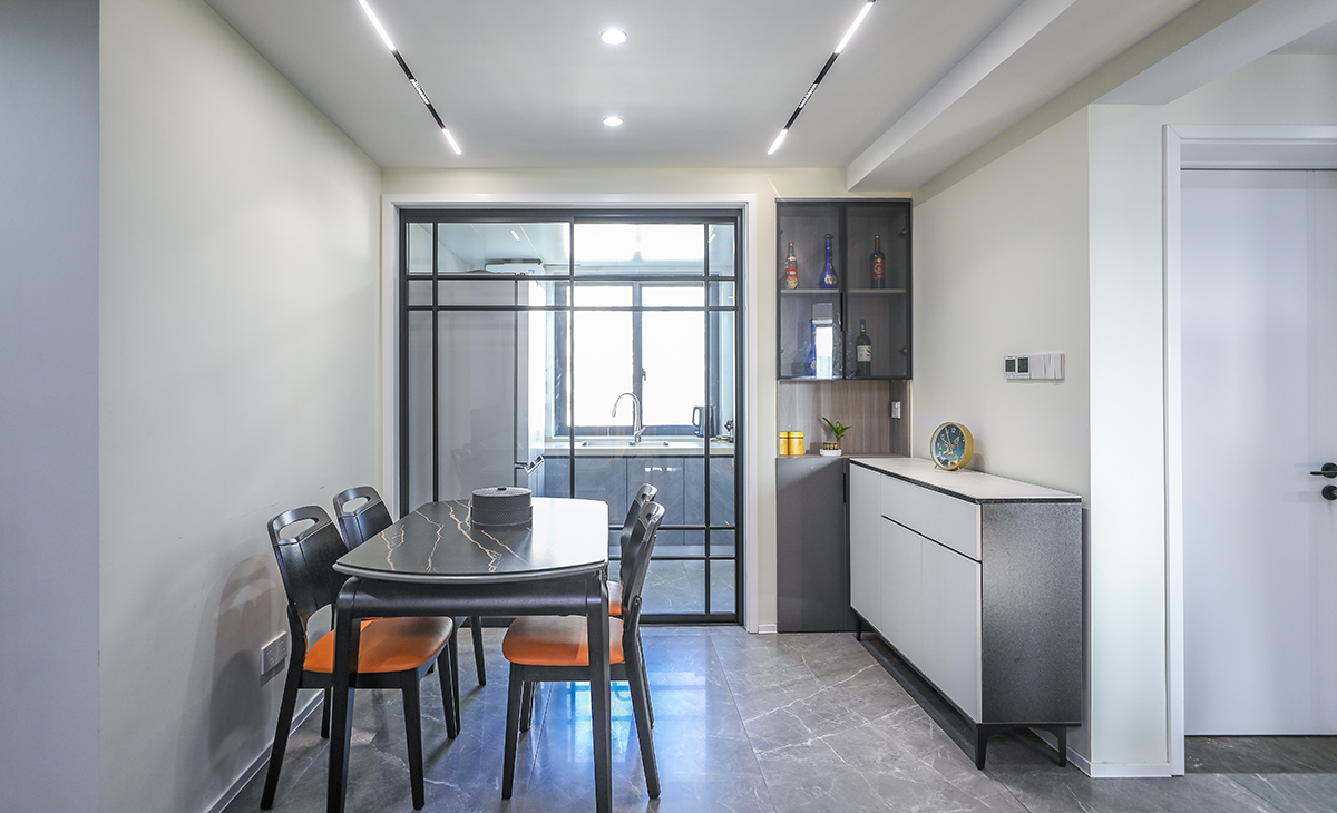 空間整體以米灰色調(diào)為主，現(xiàn)代感軟裝與整體空間色調(diào)融為一體，兩移門(mén)更為餐廳增加了光亮。