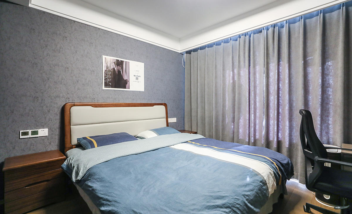 臥室是整套房子中最私人的空間，能夠完全根據(jù)自我的想法來(lái)設(shè)計(jì)，不必去研究別人的看法。在裝飾照明色調(diào)上，讓人在那里消除一天工作的辛勞，所以我設(shè)計(jì)的墻壁、家具以及燈光的顏色是暖色調(diào)。臥室設(shè)計(jì)的核心是床和衣柜，其他的家具和擺設(shè)根據(jù)自我的習(xí)慣來(lái)添加。臥室的燈光應(yīng)選用可調(diào)節(jié)的，因?yàn)橛行┤讼矚g在昏暗的燈光下入睡，有些人則會(huì)在柔和的燈光下閱讀。