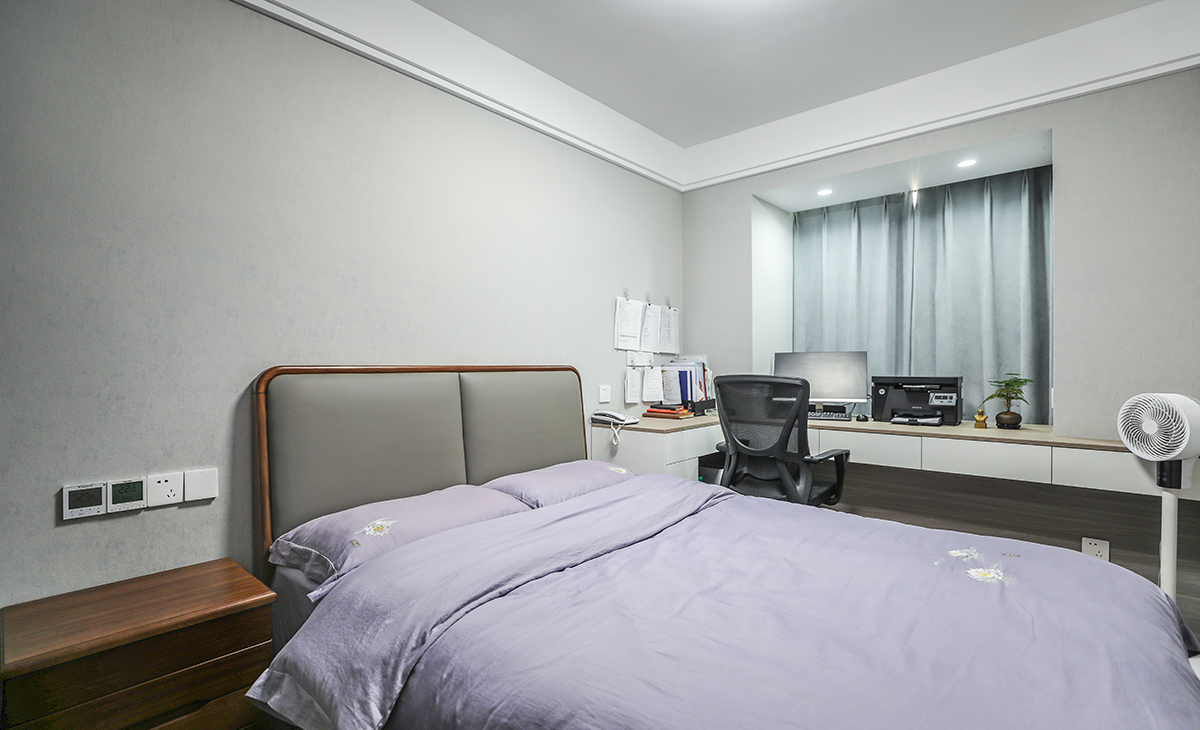 臥室是整套房子中最私人的空間，能夠完全根據(jù)自我的想法來(lái)設(shè)計(jì)，不必去研究別人的看法。在裝飾照明色調(diào)上，讓人在那里消除一天工作的辛勞，所以我設(shè)計(jì)的墻壁、家具以及燈光的顏色是暖色調(diào)。臥室設(shè)計(jì)的核心是床和衣柜，其他的家具和擺設(shè)根據(jù)自我的習(xí)慣來(lái)添加。臥室的燈光應(yīng)選用可調(diào)節(jié)的，因?yàn)橛行┤讼矚g在昏暗的燈光下入睡，有些人則會(huì)在柔和的燈光下閱讀。