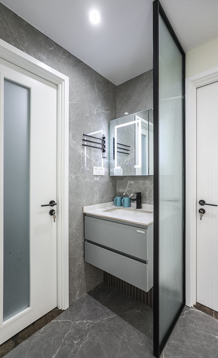 衛(wèi)生間里容易積聚潮氣，所以通風(fēng)特別關(guān)鍵。淋浴房靠窗擺放，臺(tái)盆做了干濕分離。小衛(wèi)生間要把活動(dòng)空間集中在一起，讓動(dòng)線(xiàn)變的更流暢。