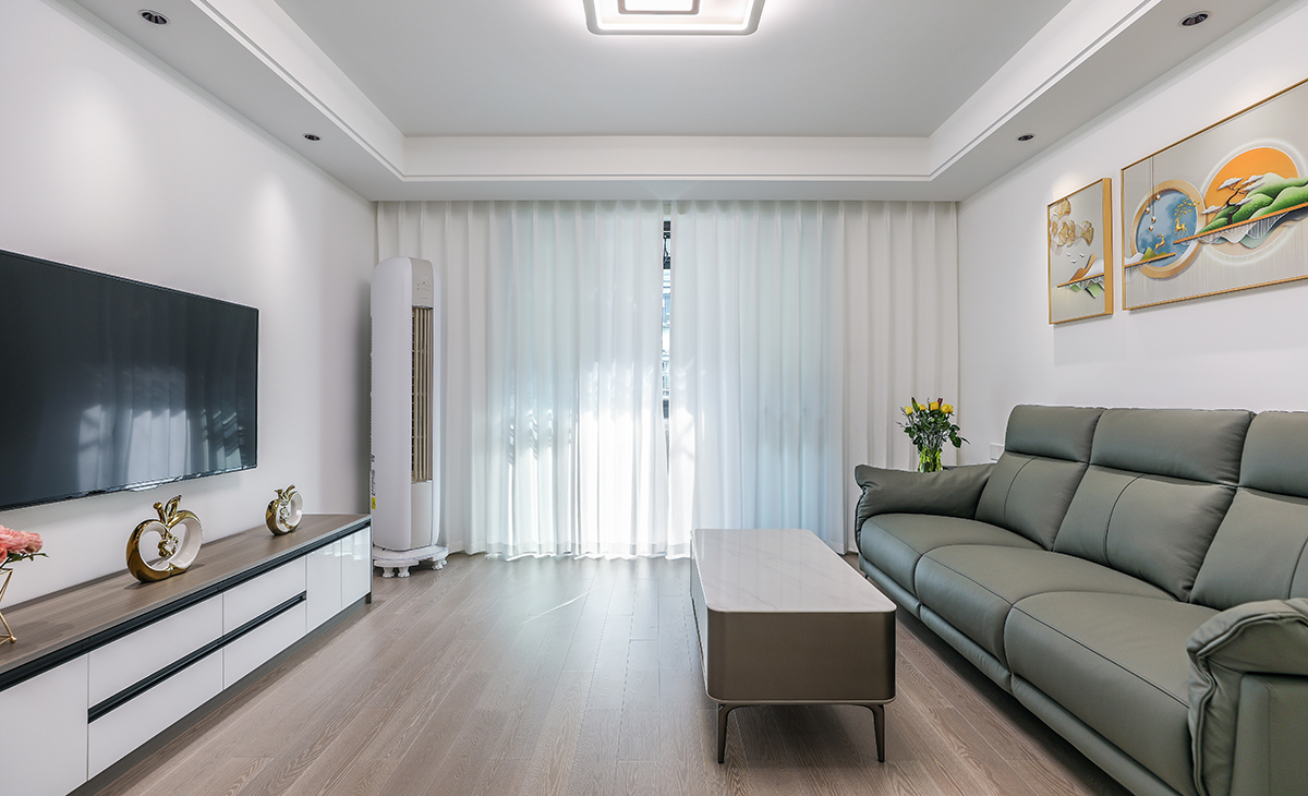 窗簾顏色和沙發相呼應，和白色陽臺門套相配襯，電視柜與茶幾的裝飾，讓空間活躍很多，通長電視柜也很大氣，沙發后搭配的壁畫，讓整個空間呈現一種欣欣向榮的感覺。