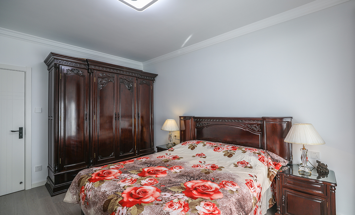 主臥保留1.8m老家具重新翻新打蠟，造型以簡潔平板為主，方便打理，體現了現代的大氣，兼容。