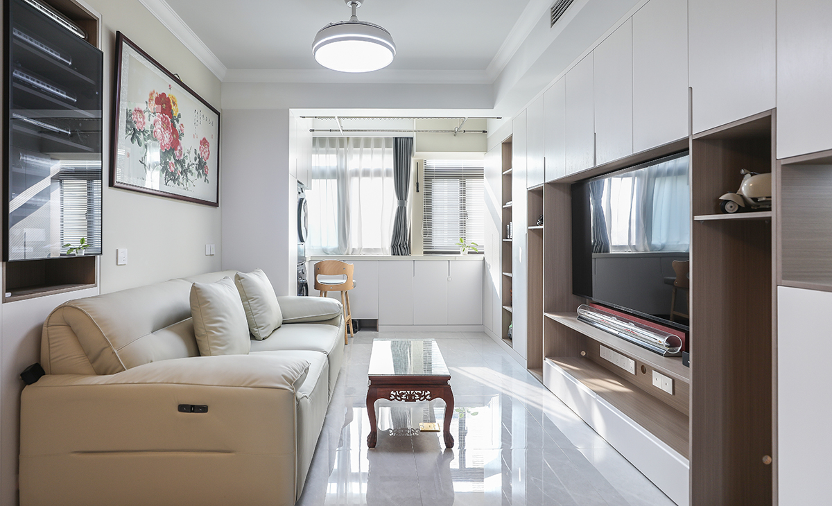 窗簾顏色和沙發(fā)相呼應(yīng)，和白色陽臺(tái)門套相配襯，電視柜兩邊的裝飾物，讓空間活躍很多，通長電視柜也很大氣，沙發(fā)背景的掛畫是主人特別收藏的，非常特別。