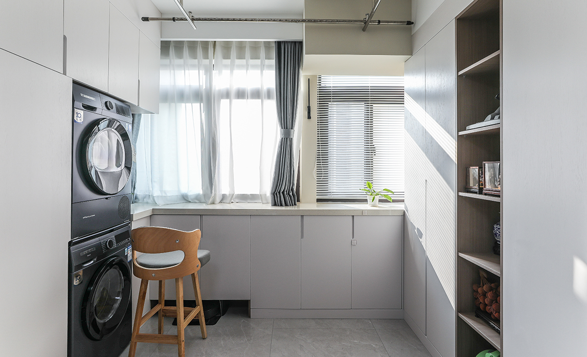 陽臺(tái)窗下部分做矮柜與窗臺(tái)齊平，提高收納的同時(shí)也嵌入了掃地機(jī)器人，延伸出來的臺(tái)面也可以擺放一下綠植，一舉多得，這里也是也只非常喜歡的地方之一。