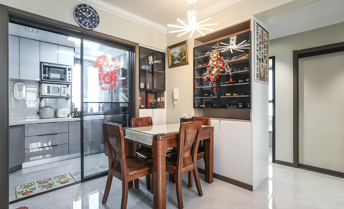 餐廳空間把非承重墻體打掉做成了餐邊展示柜，餐桌椅是業(yè)主原來的老家具保留的，整體氛圍簡單溫馨。