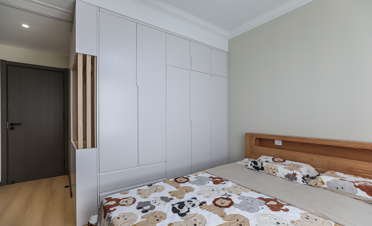  吊頂、衣柜和套裝門，顏色深淺有序，門邊上一個(gè)盆景讓整個(gè)空間綠意盎然，舒適、環(huán)保，給人感覺不僅雅致而且有韻味。