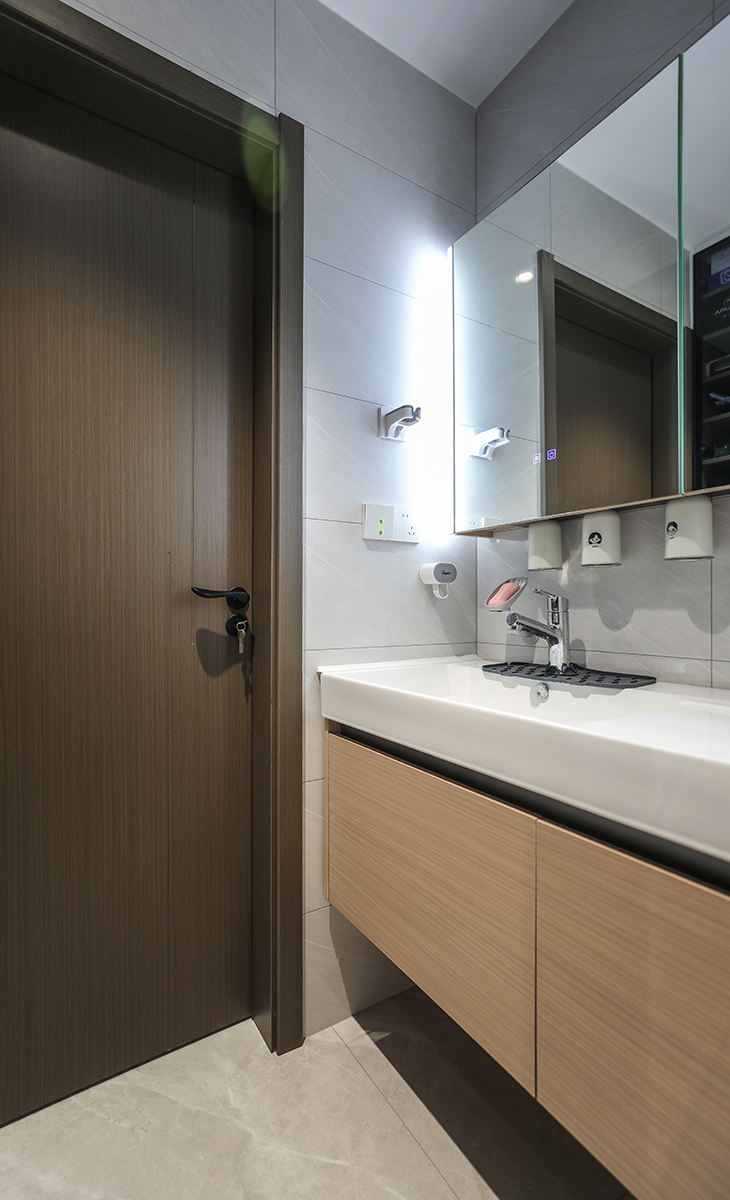 臺(tái)盆柜放在外面，讓衛(wèi)生間早上不擁擠，智能鏡柜讓臺(tái)盆區(qū)的光錢充足，方便主人早上梳妝，下方漏空也能儲(chǔ)物。