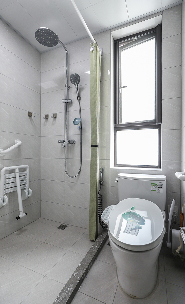 衛(wèi)生間不大，采用干濕分離設(shè)計(jì)，白色馬桶，墻地一體磚、白色吊頂，長虹玻璃鈦合金開門，體現(xiàn)主人高檔次的生活品味和優(yōu)雅的審美觀。