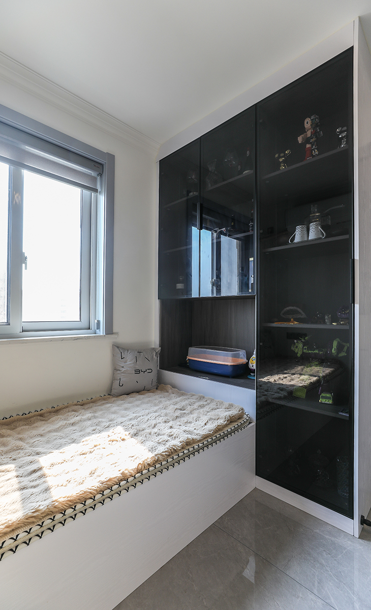 餐廳空間比較方正寬敞，靠墻做一排裝飾柜，既實用、又有裝飾功能，采用榻榻米床，使整個空間氛圍調和的很溫暖，淺灰色地磚很干凈，色彩和造型上都簡潔大氣。