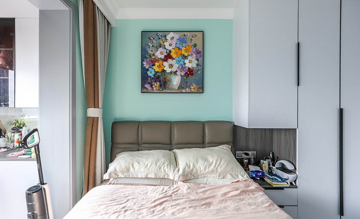 主臥采用地磚通鋪，所以床選擇的是深色，衣柜門板采用淺色，這樣和原來的地磚進行搭配，就不會那么突兀，整個空間以簡潔平板為主，方便打理，體現了簡約風格的簡潔、隨意，不拘一格。