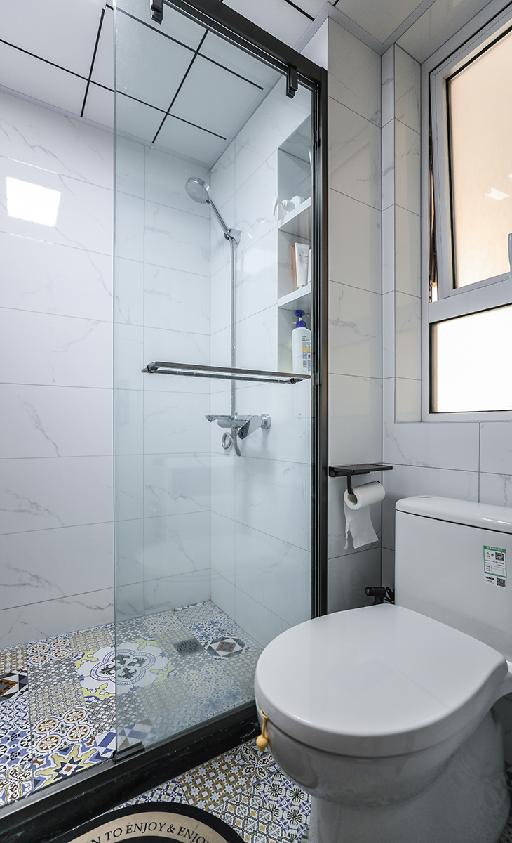 衛生間空間也不是很大，只放一個馬桶，花灑，地面采用花磚，讓整個空間協調統一，大氣時尚，主人很滿意，不斷地夸贊設計師對色彩的精準把握。