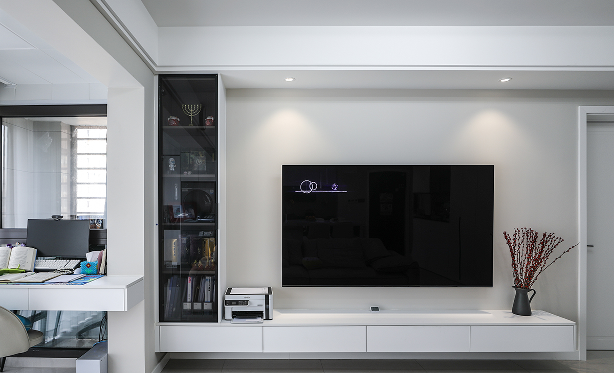 簡約時尚的白色懸空電視柜配上陽臺的白色書桌，凹凸有致，前后呼應(yīng)。