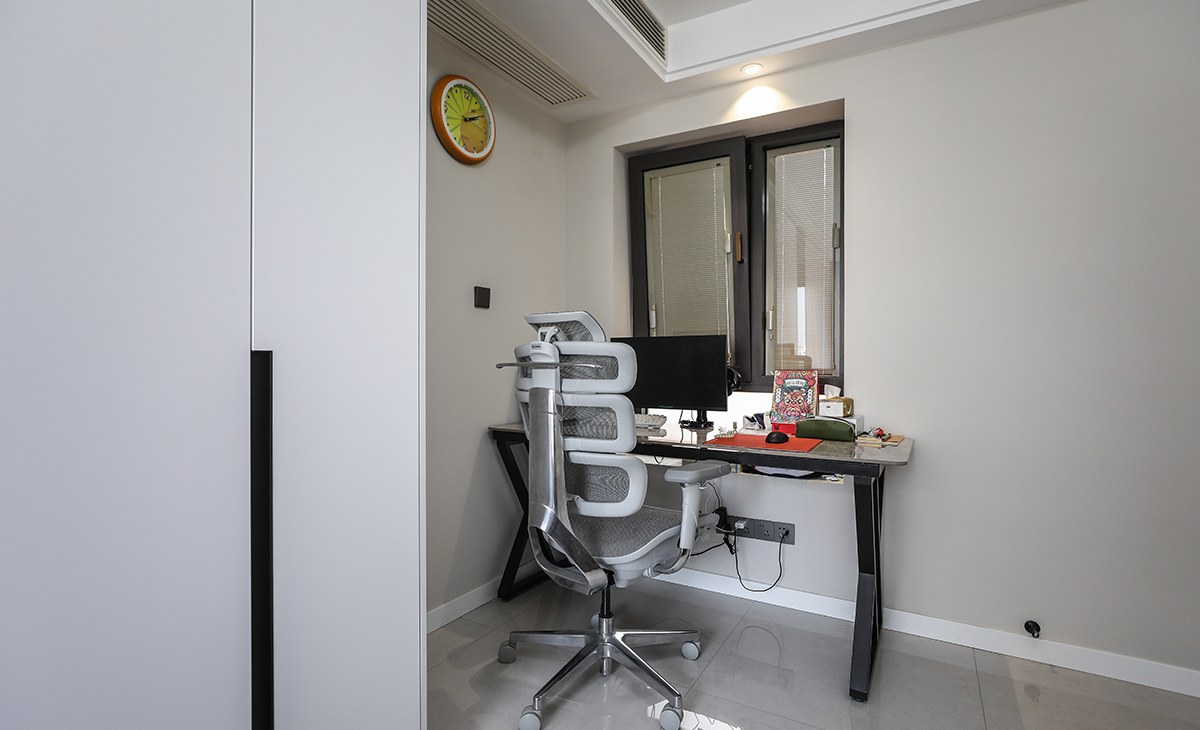 兒童房的背面窗戶安排了孩子的學(xué)習(xí)桌，充分打造了學(xué)習(xí)、娛樂、休閑、收納為一體的兒童房配置。
