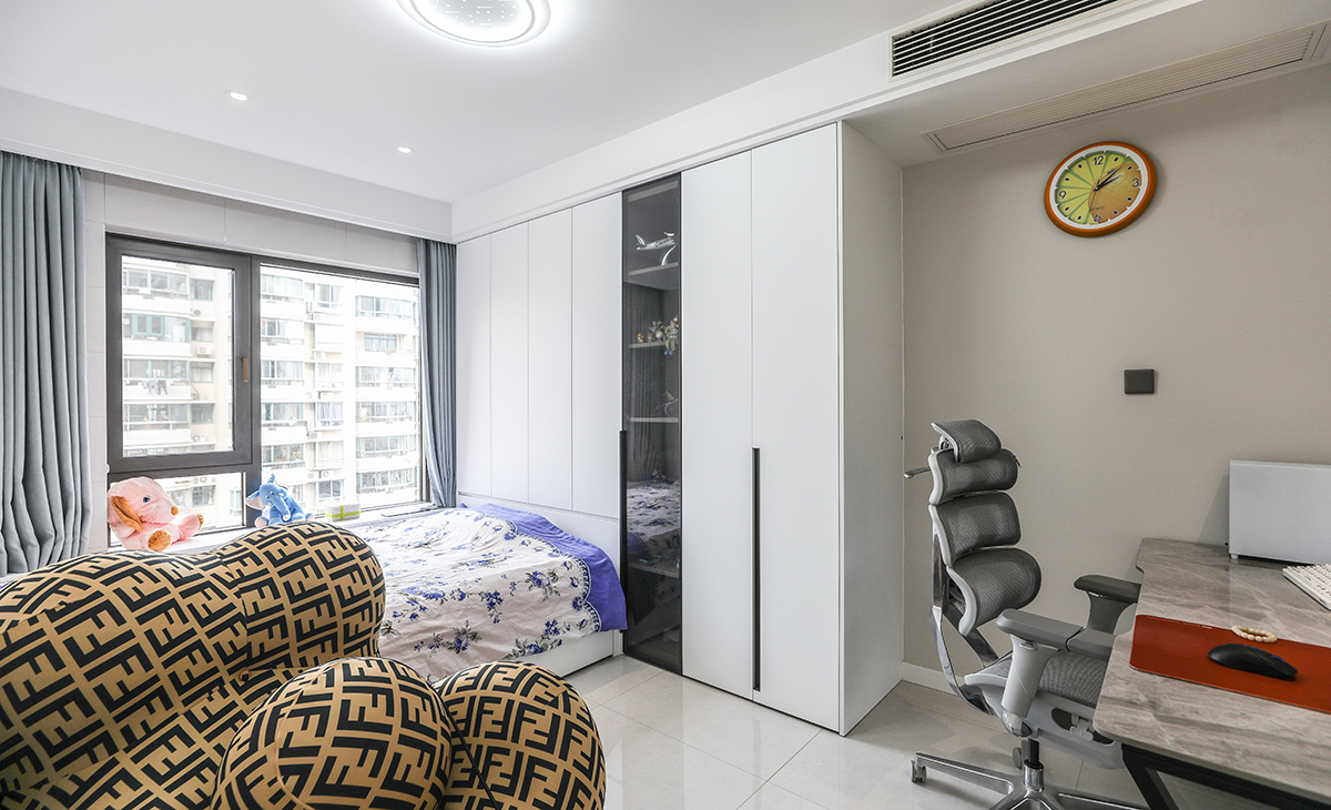 童房由于房間的間距小，所以采用了非常規(guī)布局，榻榻米與衣櫥的有效結(jié)合，靠緊南窗戶，既增加了房間空間感，又讓被子每天都有被太陽曬過的香味。