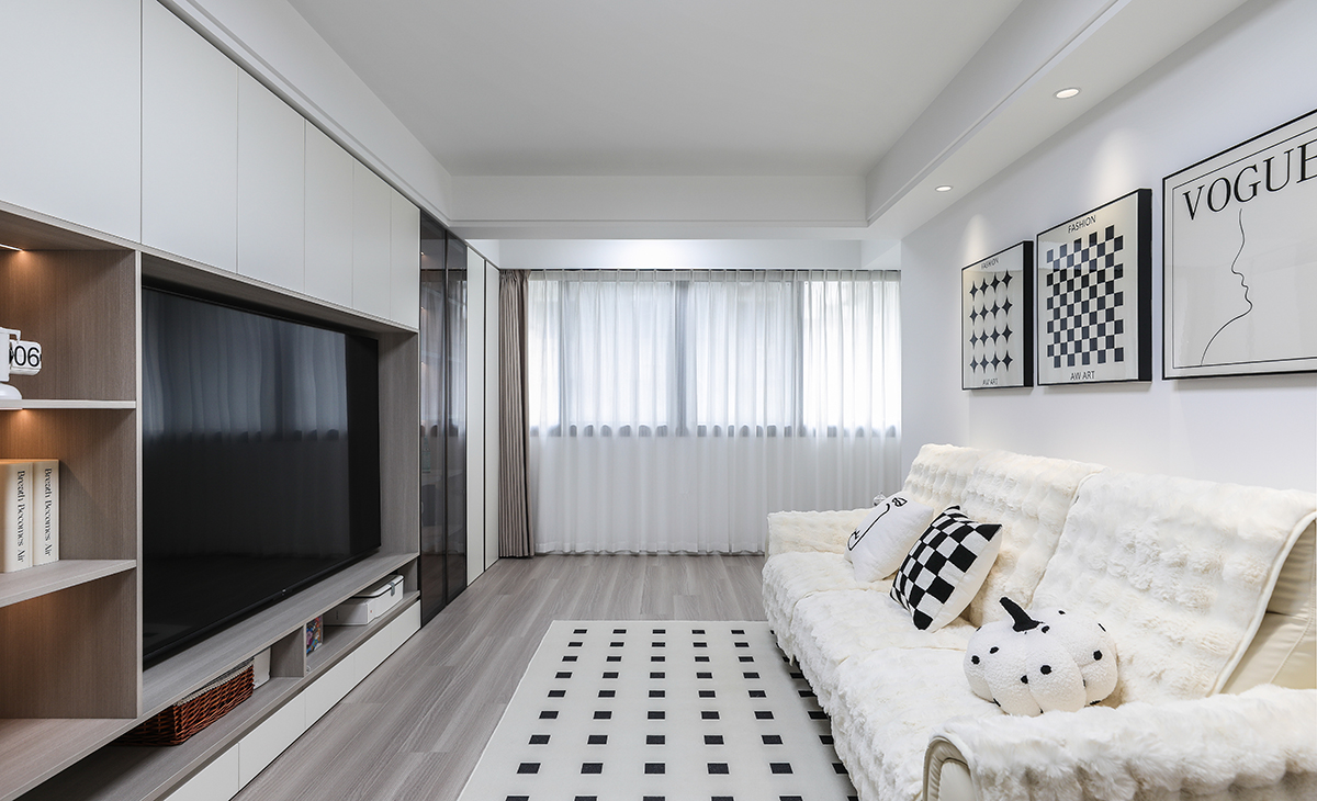 窗簾紗簾和沙發相呼應，遮光簾加地板和柜體相配襯，電視柜兩邊的敞開區，讓空間活躍很多，通長電視柜也很大氣，沙發背景的掛畫，讓很特別。