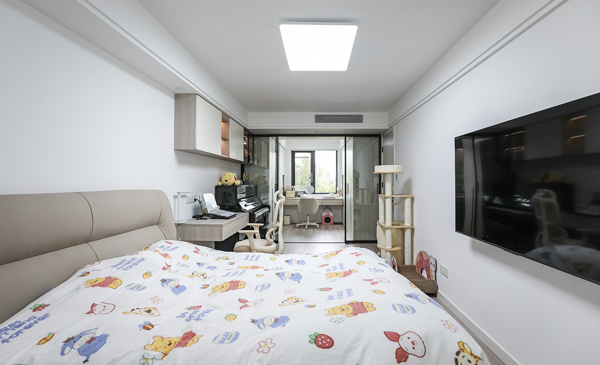  吊頂、移門和套裝門，顏色深淺有序，門邊上一個貓爬架讓整個空間更顯和諧、舒適、環保，給人感覺不僅雅致而且有韻味。