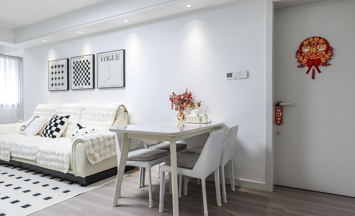 餐廳放一個700*1200的小餐桌，平時家里只有2個人吃飯，夠主人用，白色巖板臺面，奶咖色桌椅，白色的椅子，上方小吊燈，很靈活輕巧，體現了主人的審美情操。